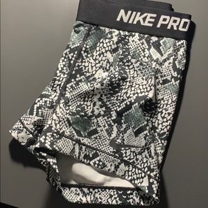 Black and white reptile Nike pros
